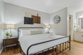 Central Austin Studio Pets Allowed and Free Prkg